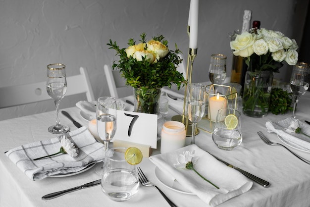 Arreglo de mesa de boda con plantas alto ángulo.