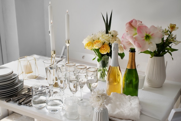 Arreglo de mesa de boda con ramos de flores de alto ángulo