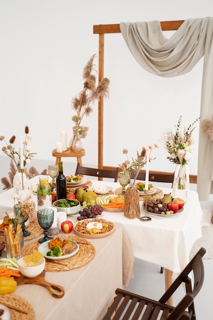 Foto gratuita arreglo de mesa con comida para evento de boda.