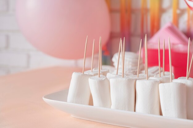 Foto gratuita arreglo de mesa para evento de cumpleaños con malvaviscos y jugo