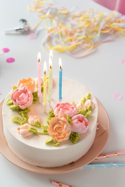 Arreglo de mesa para evento de cumpleaños con pastel y confeti.