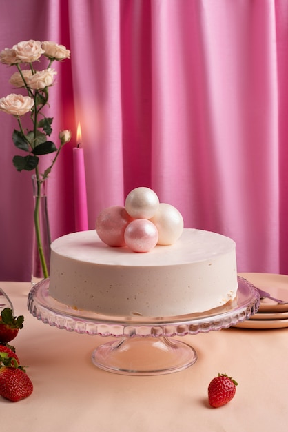 Foto gratuita arreglo de mesa para evento de cumpleaños con pastel y fresas.