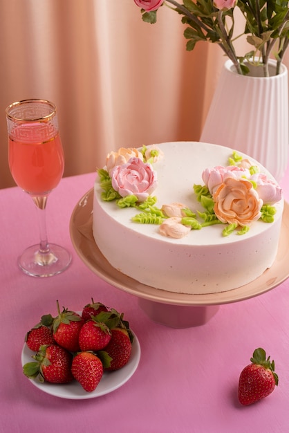 Arreglo de mesa para evento de cumpleaños con pastel y fresas.