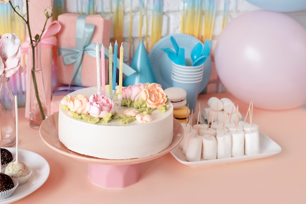 Arreglo de mesa para evento de cumpleaños con pastel y malvaviscos