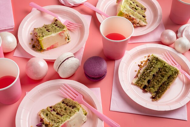 Arreglo de mesa para evento de cumpleaños con piruletas y rebanadas de pastel