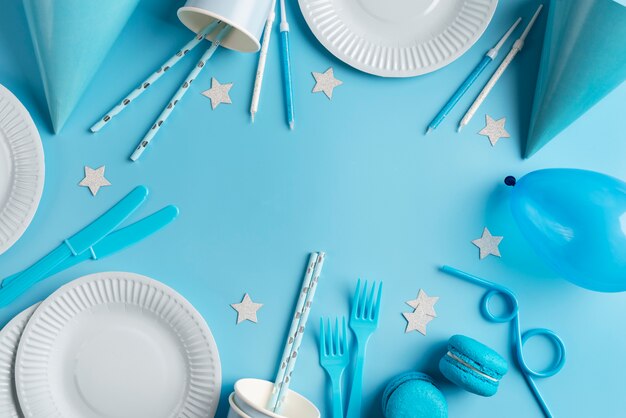Arreglo de mesa para evento de cumpleaños con platos y estrellas