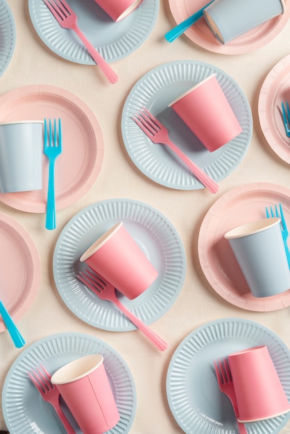 Arreglo de mesa para evento de cumpleaños con platos y vasos