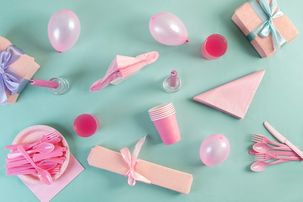 Arreglo de mesa para evento de cumpleaños con regalos y globos.