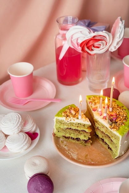 Arreglo de mesa para evento de cumpleaños con torta y piruletas