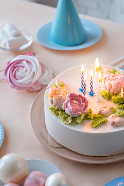 Arreglo de mesa para evento de cumpleaños con torta y velas