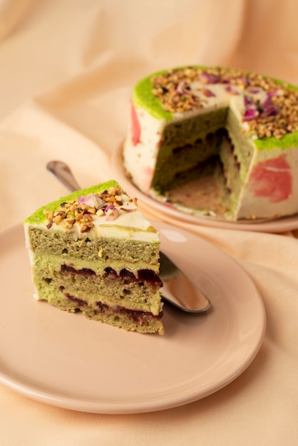 Arreglo de mesa para evento de cumpleaños con torta