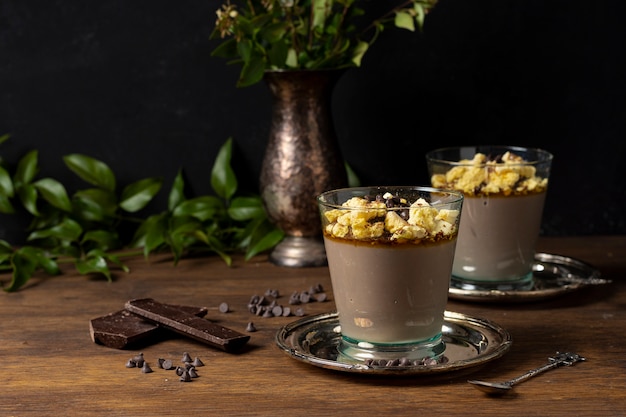 Foto gratuita arreglo de mesa para mousse de postre.