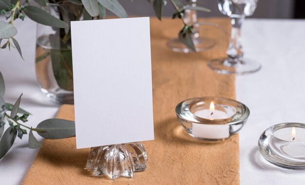 Arreglo de mesa con velas y plantas.