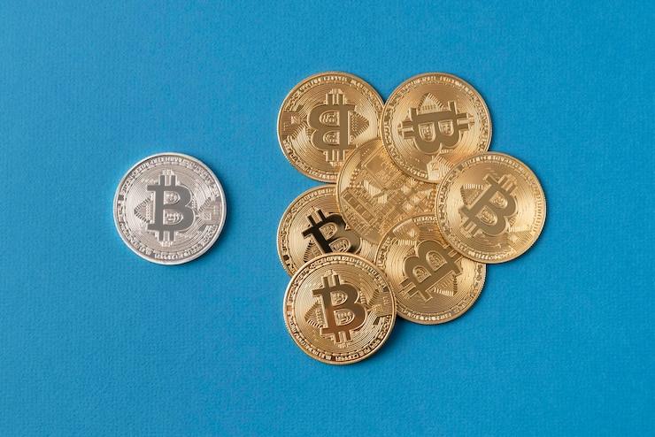 Foto gratuito arreglo minimalista de naturaleza muerta con criptomoneda