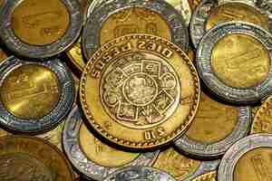 Foto gratuita arreglo de monedas mexicanas de alto ángulo