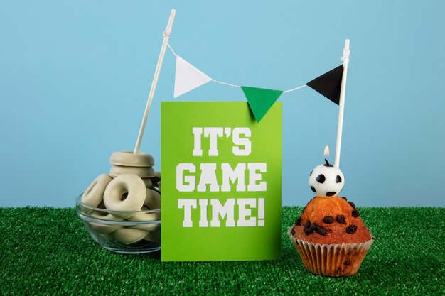 Arreglo de muffins y galletas de cumpleaños de fútbol