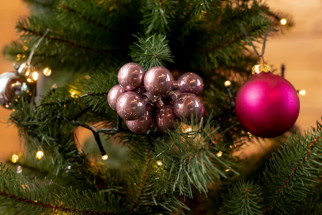 Arreglo navideño con árbol y bolas