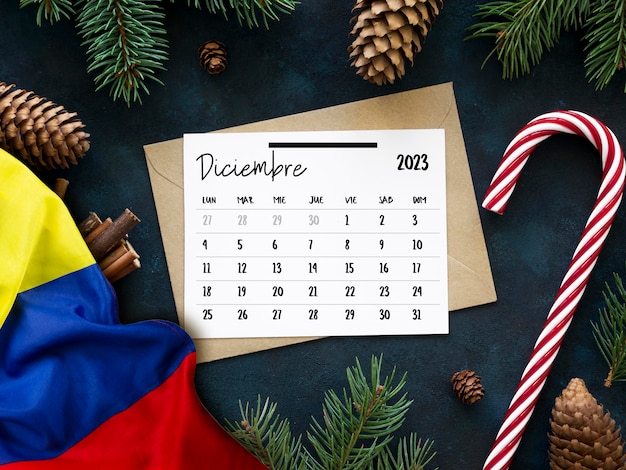 Arreglo navideño flat lay con calendario