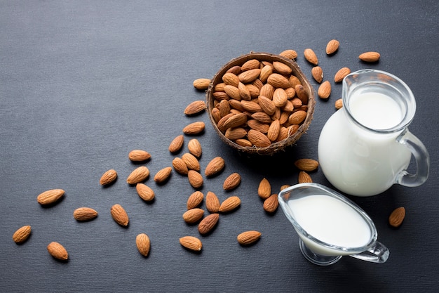 Foto gratuita arreglo de nueces con espacio de copia