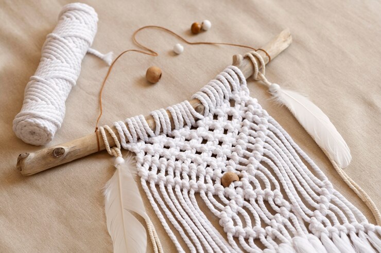 Foto gratuito arreglo de objeto hecho a mano macramé