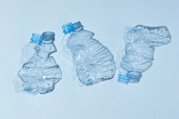 Foto gratuita arreglo de objetos de plástico no ecológico