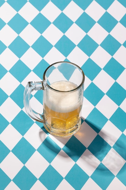 Arreglo de Oktoberfest con delicioso vaso de cerveza