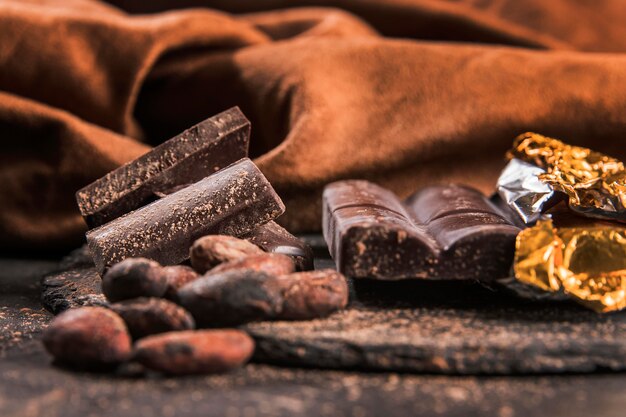 Arreglo oscuro con primer plano de postre de chocolate