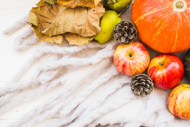 Arreglo de otoño con calabaza y hojas marchitas