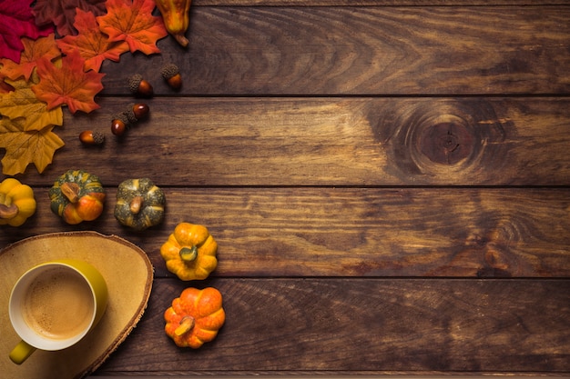 Foto gratuita arreglo de otoño con hojas y bebida caliente