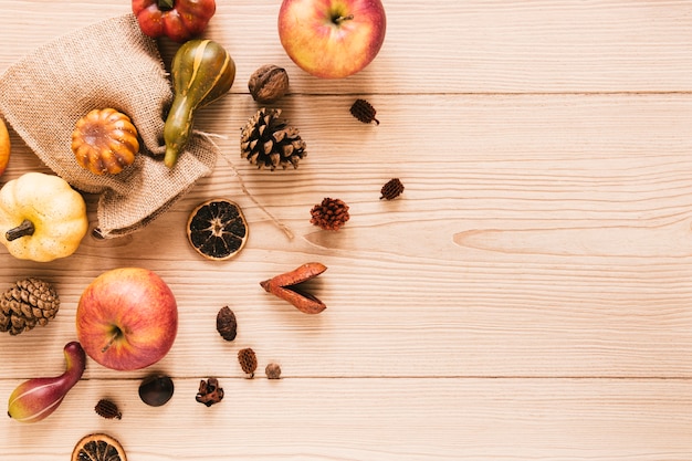 Foto gratuita arreglo de otoño vista superior con espacio de copia