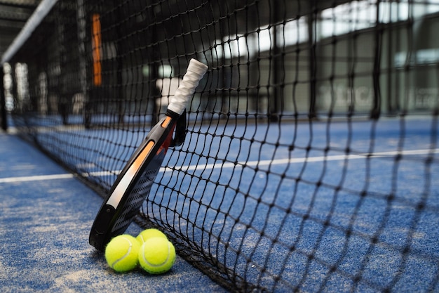 Foto gratuita arreglo de paleta y pelotas de tenis de alto ángulo.