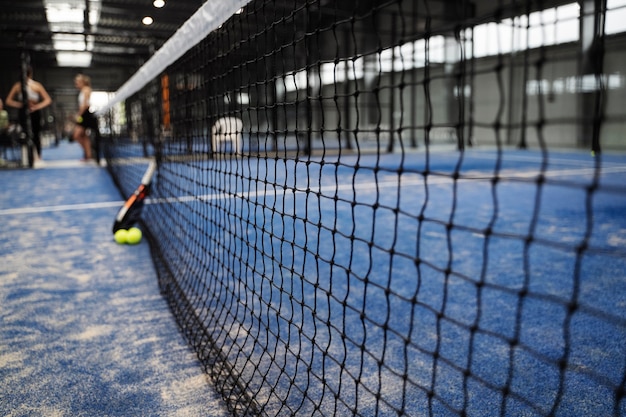 Arreglo de paletas y pelotas de tenis