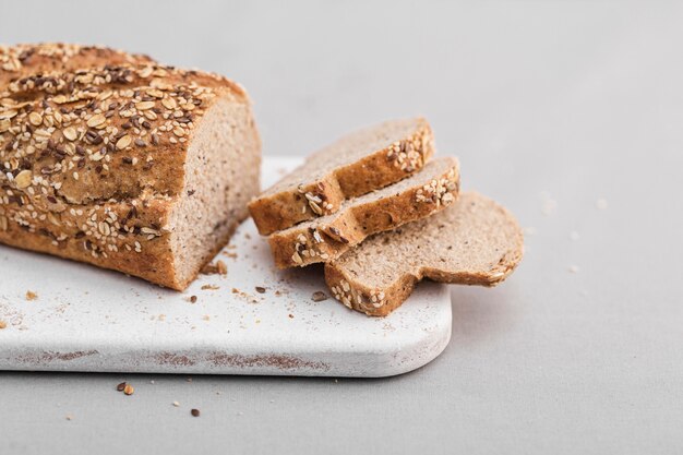 Arreglo de pan cortado en ángulo alto