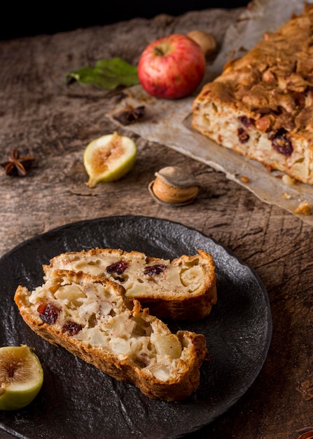 Arreglo de pan de frutas al horno