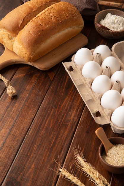 Arreglo de pan y huevos en ángulo alto