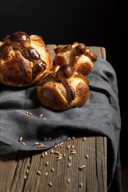 Arreglo de pan de muerto tradicional