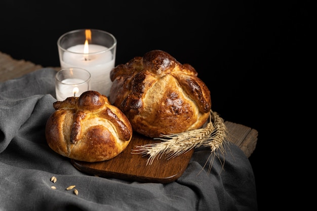 Arreglo de pan de muerto tradicional