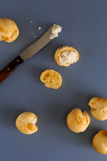 Foto gratuita arreglo de pan de queso delicioso