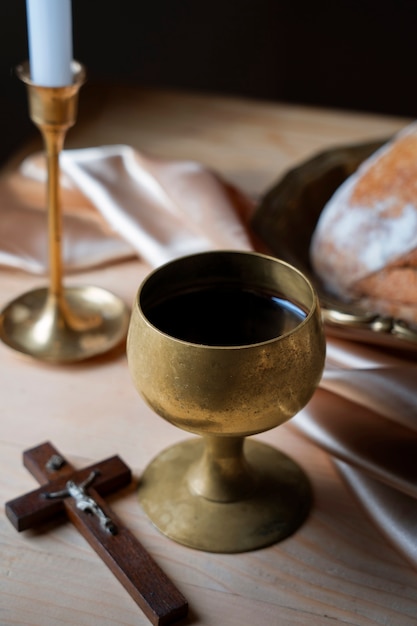 Foto gratuita arreglo de pan y vino bodegón