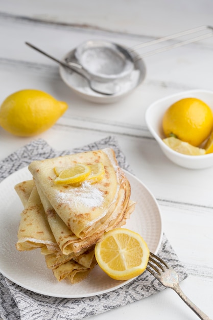 Foto gratuita arreglo de panqueques con limones