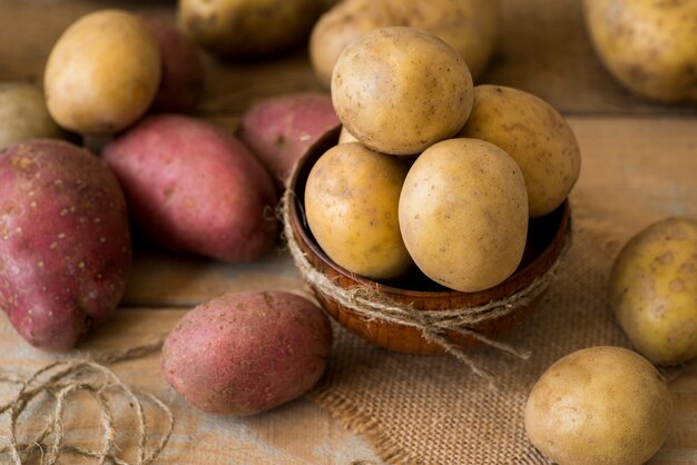 Arreglo de papas crudas de alto ángulo