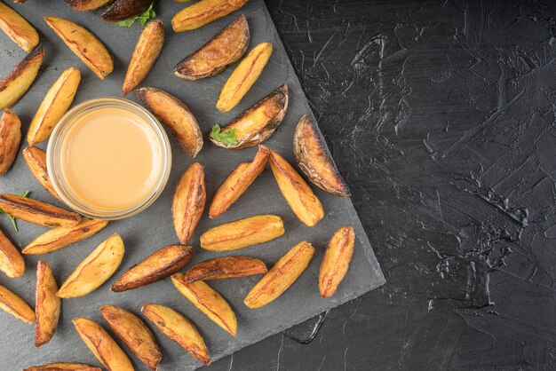 Arreglo de papas fritas con espacio de copia