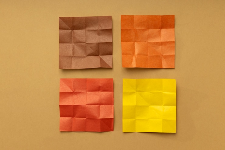 Foto gratuito arreglo de papel arrugado de vista superior