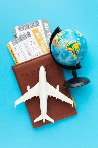 Foto gratuita arreglo de pasaporte y boletos con vista superior
