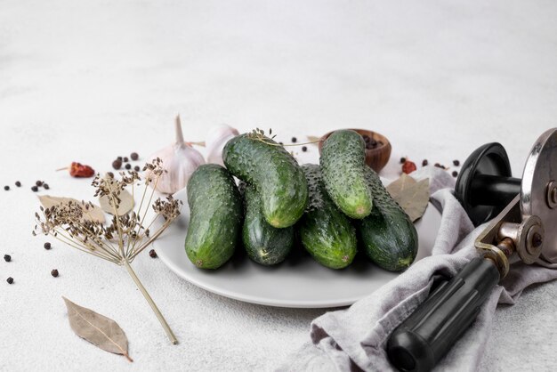 Arreglo de pepinos en plato blanco