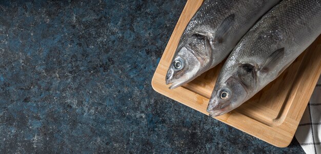 Arreglo de pescado crudo para cocinar
