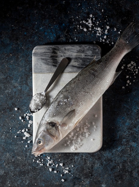 Arreglo de pescado crudo para cocinar