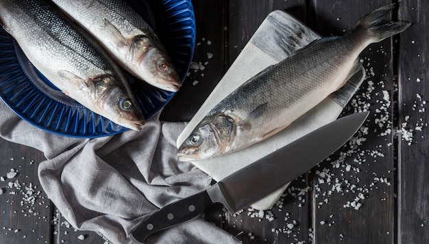 Arreglo de pescado crudo para cocinar