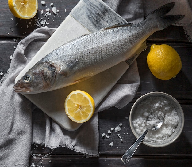 Foto gratuita arreglo de pescado crudo para cocinar