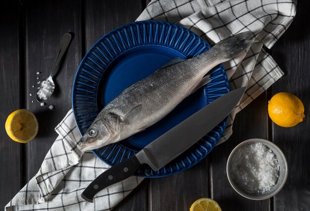 Foto gratuita arreglo de pescado crudo para cocinar